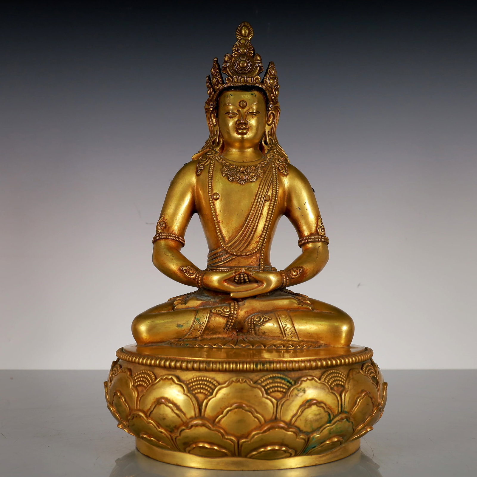 An Exquisite Gilt Bronze Statue of Amitayus: An Exquisite Gilt Bronze Statue of Amitayus Ming Dynasty, China Size:20cmx20cmx32cm Weight:6700g (The Dimensions Of All Batches Are Manually Measured.If You Need More Detailed Information, Please