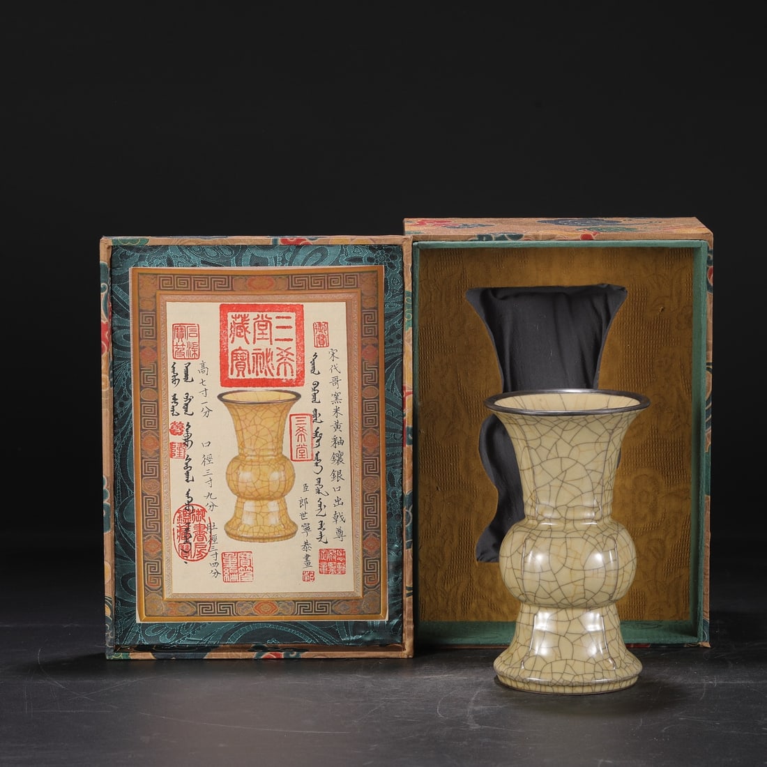 An Exquisite Ge yao Yellow Glazed Vase: An Exquisite Ge yao Yellow Glazed Vase Song Dynasty, China Size:21.5cmx10cm (The Dimensions Of All Batches Are Manually Measured.If You Need More Detailed Information, Please Contact Our Customer