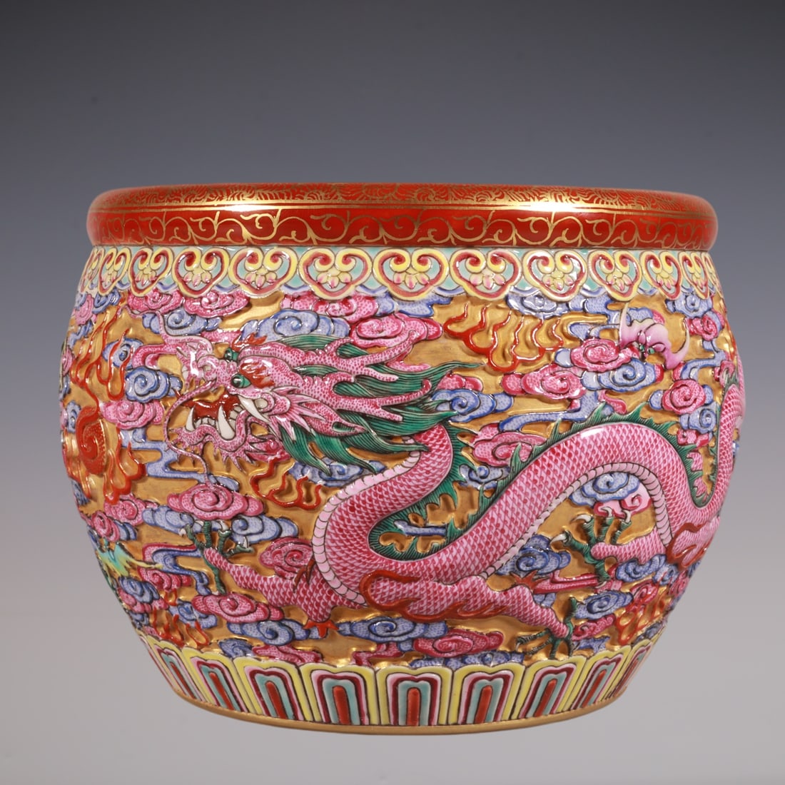 An Exquisite Enamel Dragon Pattern Brush Washer: An Exquisite Enamel Dragon Pattern Brush Washer Qing Dynasty, China Qianlong Six-character Mark Size:11.6cmx15cm (The Dimensions Of All Batches Are Manually Measured.If You Need More Detailed