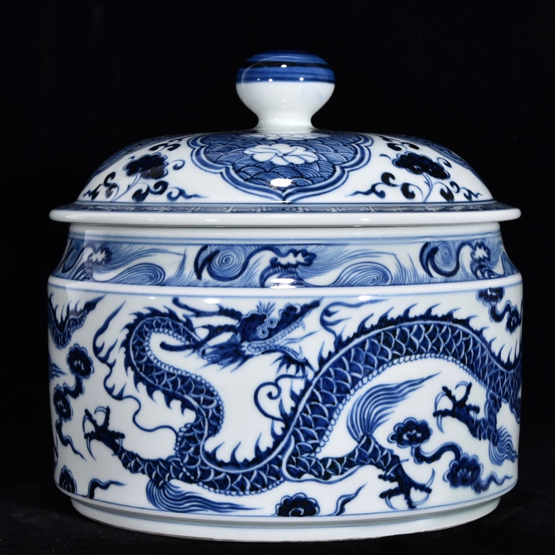 An Exquisite Blue and White Dragon Pattern Jar: An Exquisite Blue and White Dragon Pattern Jar Yuan Dynasty, China Size:19cmx19cm (The Dimensions Of All Batches Are Manually Measured.If You Need More Detailed Information, Please Contact Our Custome