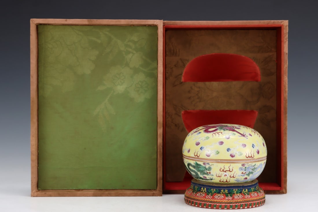 An Exquisite Famille-Rose Dragon Pattern Box: An Exquisite Famille-Rose Dragon Pattern Box Qing Dynasty, China Qianlong Six-character Mark Size:10.5cmx7.5cm (The Dimensions Of All Batches Are Manually Measured.If You Need More Detailed