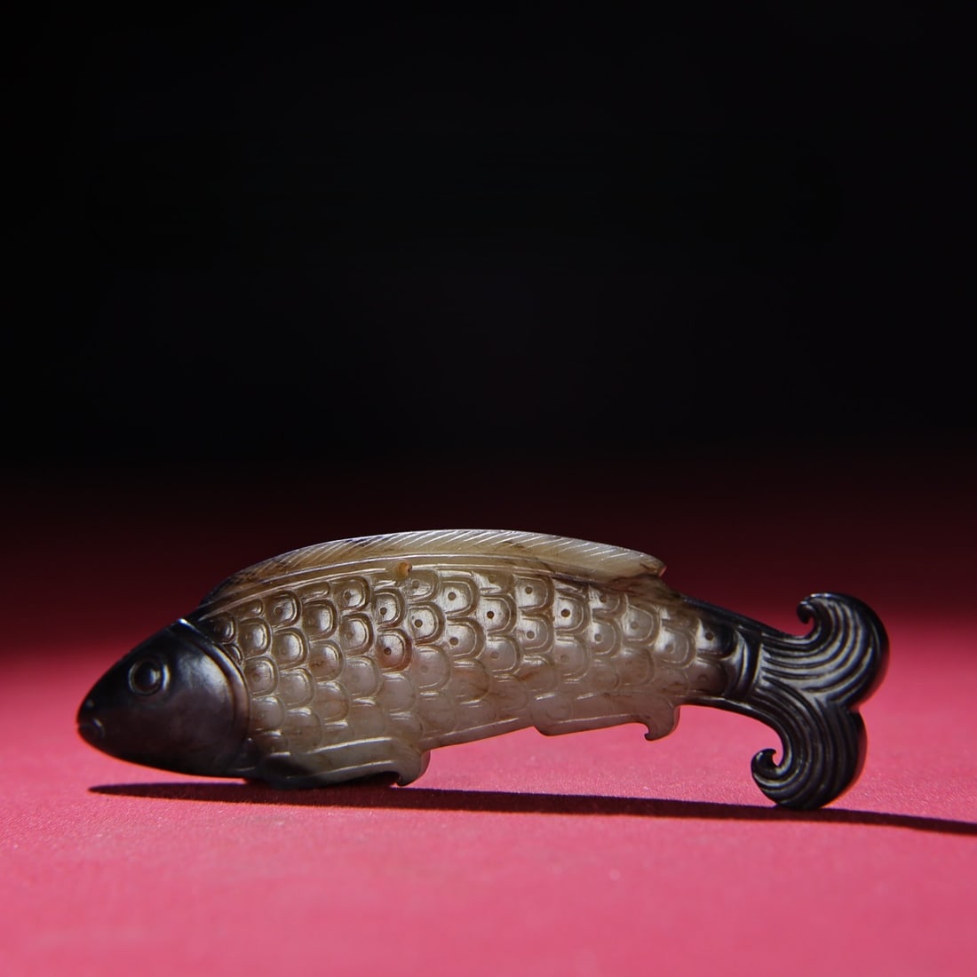 An Exquisite White Jade Fish Pendant: An Exquisite White Jade Fish Pendant Han Dynasty, China Size:10cmx3cm Weight:36g (The Dimensions Of All Batches Are Manually Measured.If You Need More Detailed Information, Please Contact Our