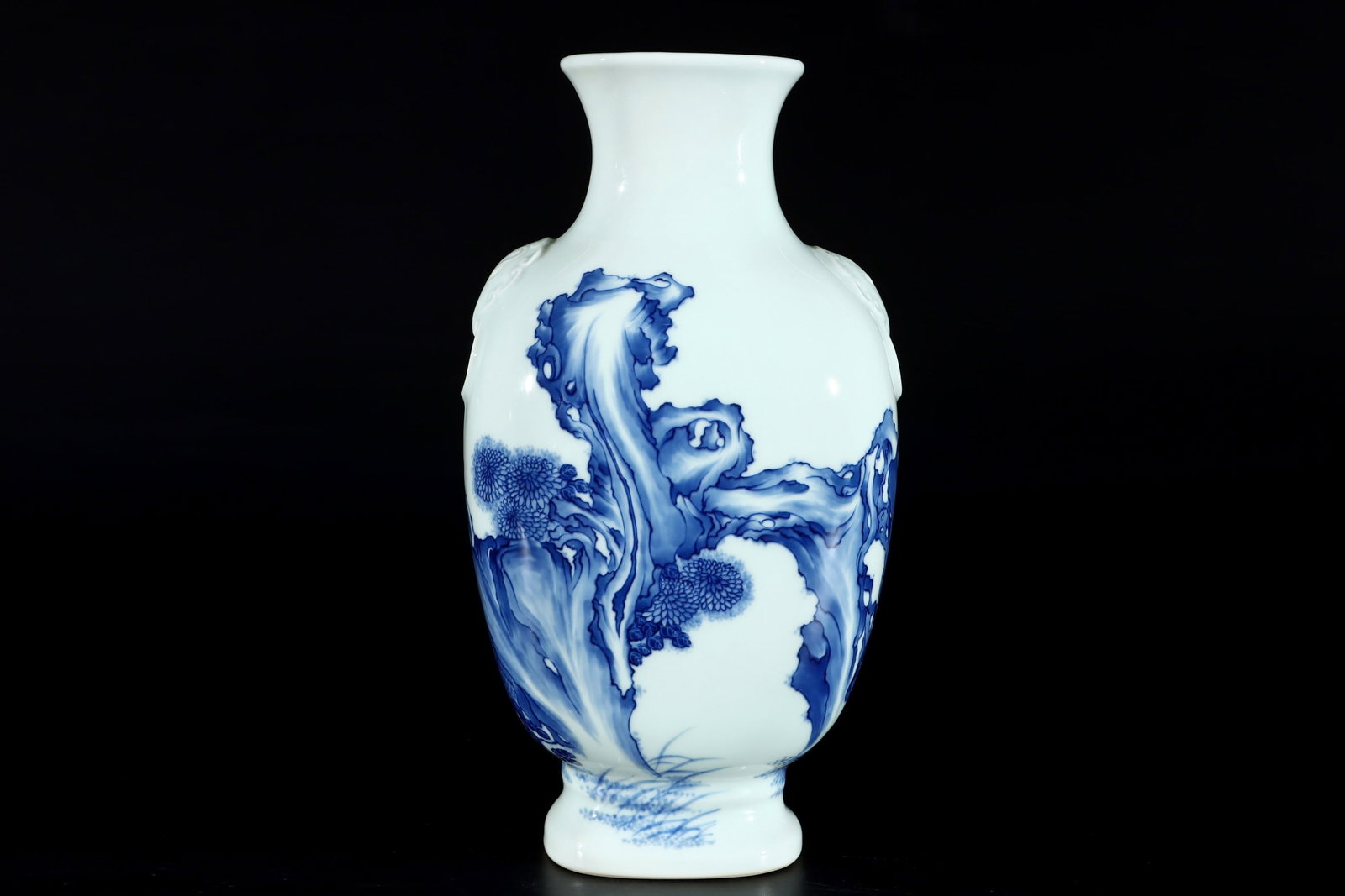 An Exquisite Blue and White Flower Pattern Double-Ears Vase ?: An Exquisite Blue and White Flower Pattern Double-Ears Vase ?Qing Dynasty, China Yongzheng Six-character Mark Size:31cmx16.8cm (The Dimensions Of All Batches Are Manually Measured.If You Need More
