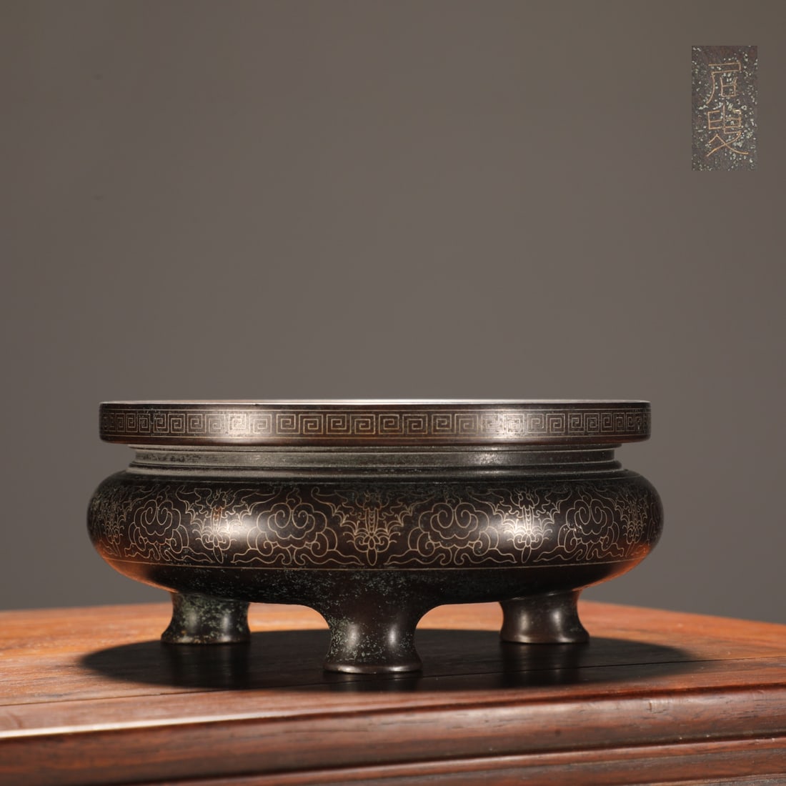 An Exquisite Bronze Inlaid Silver Bats Pattern Tripod Censer: An Exquisite Bronze Inlaid Silver Bats Pattern Tripod Censer Ming Dynasty, China Size:6.8cmx16cm Weight:1800g (The Dimensions Of All Batches Are Manually Measured.If You Need More Detailed Information