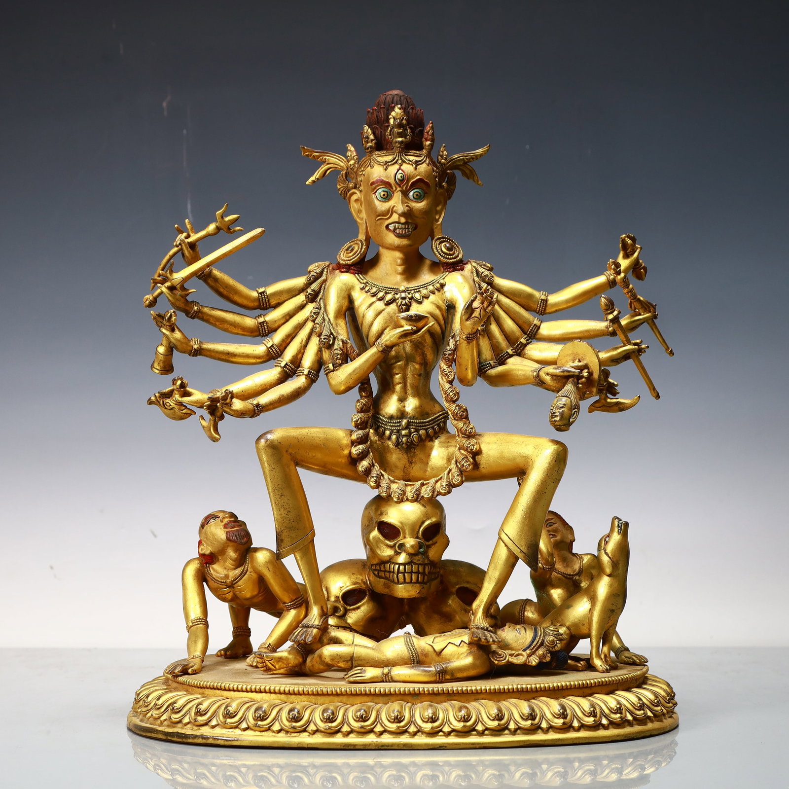A Exquisite Gilt Bronze Twelve-arms Buddha statue: A Exquisite Gilt Bronze Twelve-arms Buddha statue Qing Dynasty, China Size:32cmx19cmx40cm Weight:9300g (The Dimensions Of All Batches Are Manually Measured.If You Need More Detailed Information,