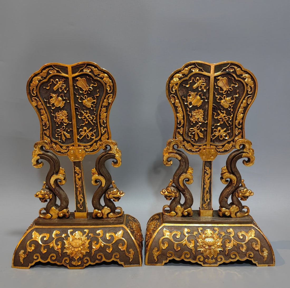 An Exquisite Gilt Bronze Eight Treasures Pattern Screen: An Exquisite Gilt Bronze Eight Treasures Pattern Screen Qing Dynasty, China Size: 28cmx18.5cmx9.5cm Weight:2806g (The Dimensions Of All Batches Are Manually Measured.If You Need More Detailed