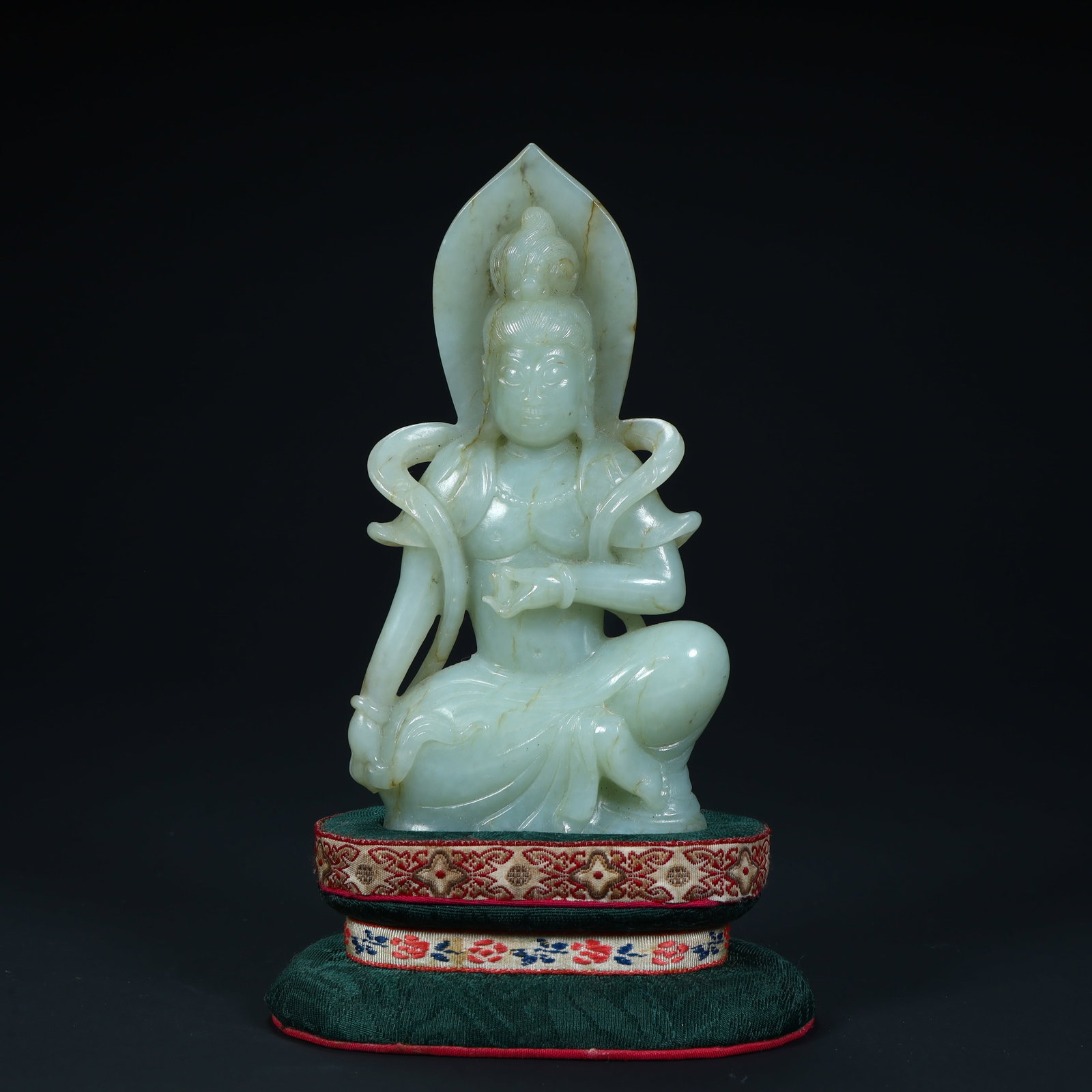 A Qing Dynasty blue-and-white jade statue of the Seated Guanyin: A seated statue of the Free Guanyin carved in blue-white jade from the Qing Dynasty SIZE: H:13cm L:7.5cm W:2.2cm W:247g (The Dimensions Of All Batches Are Manually Measured.If You Need More Detailed I