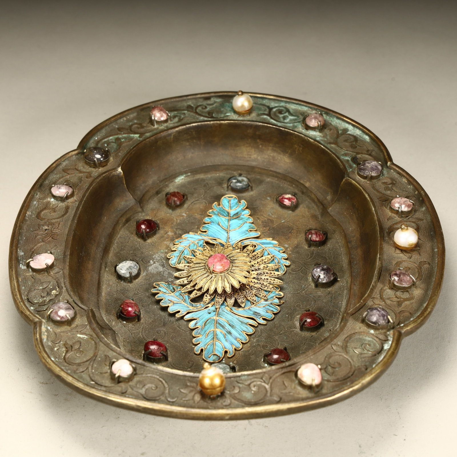 A Qing Dynasty copper gilt inlaid treasure-inlaid blue floral pattern tray: Qing Dynasty gilt inlaid treasure-fired blue floral pattern tray SIZE: H:3.5cm L:19cm W:16.5cm W:449g (The Dimensions Of All Batches Are Manually Measured.If You Need More Detailed Information, Please