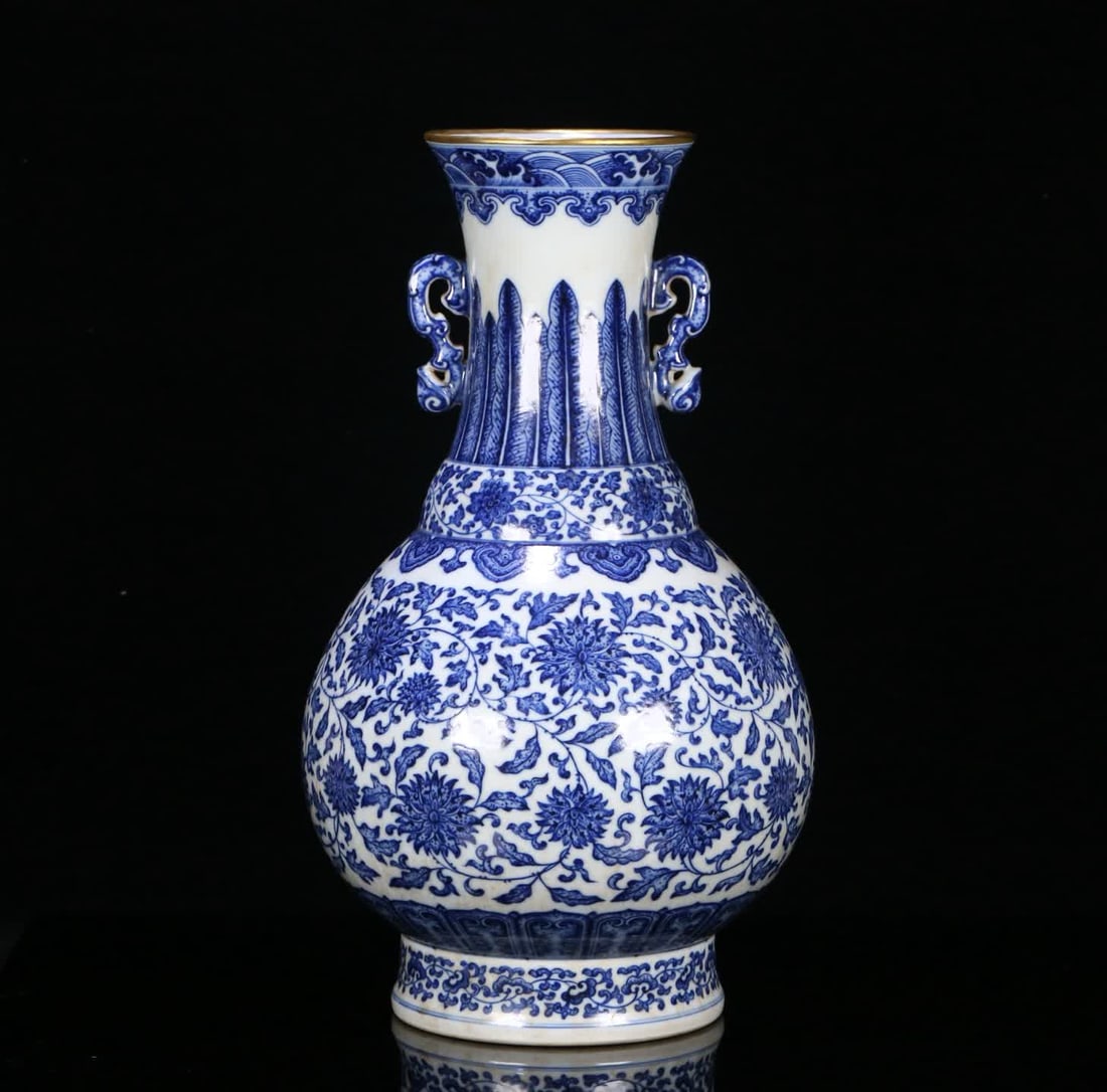 A Qing Qianlong blue-and-white pouch with gilded edge, entwined floral double-handled vases: Qing Dynasty Qianlong Period blue-and-white engraved double-handled vase with gilded edges and entwined floral patterns SIZE: 44x25cm (The Dimensions Of All Batches Are Manually Measured.If You Need M