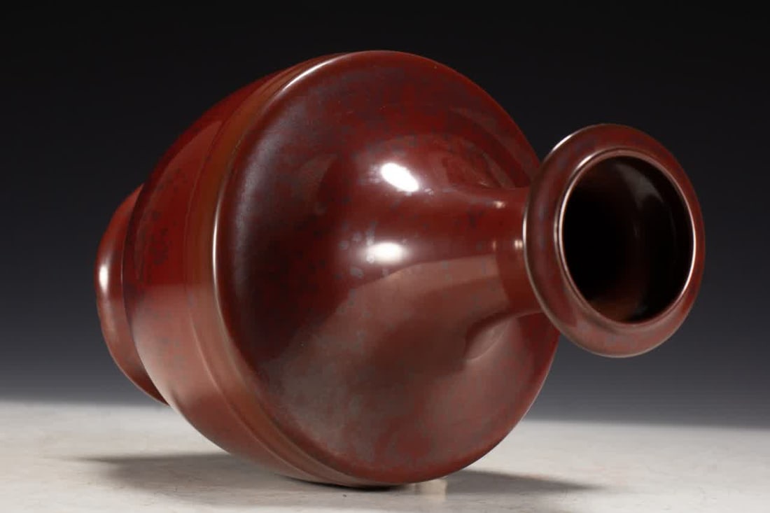 A Qing Dynasty red-glazed vase - 3