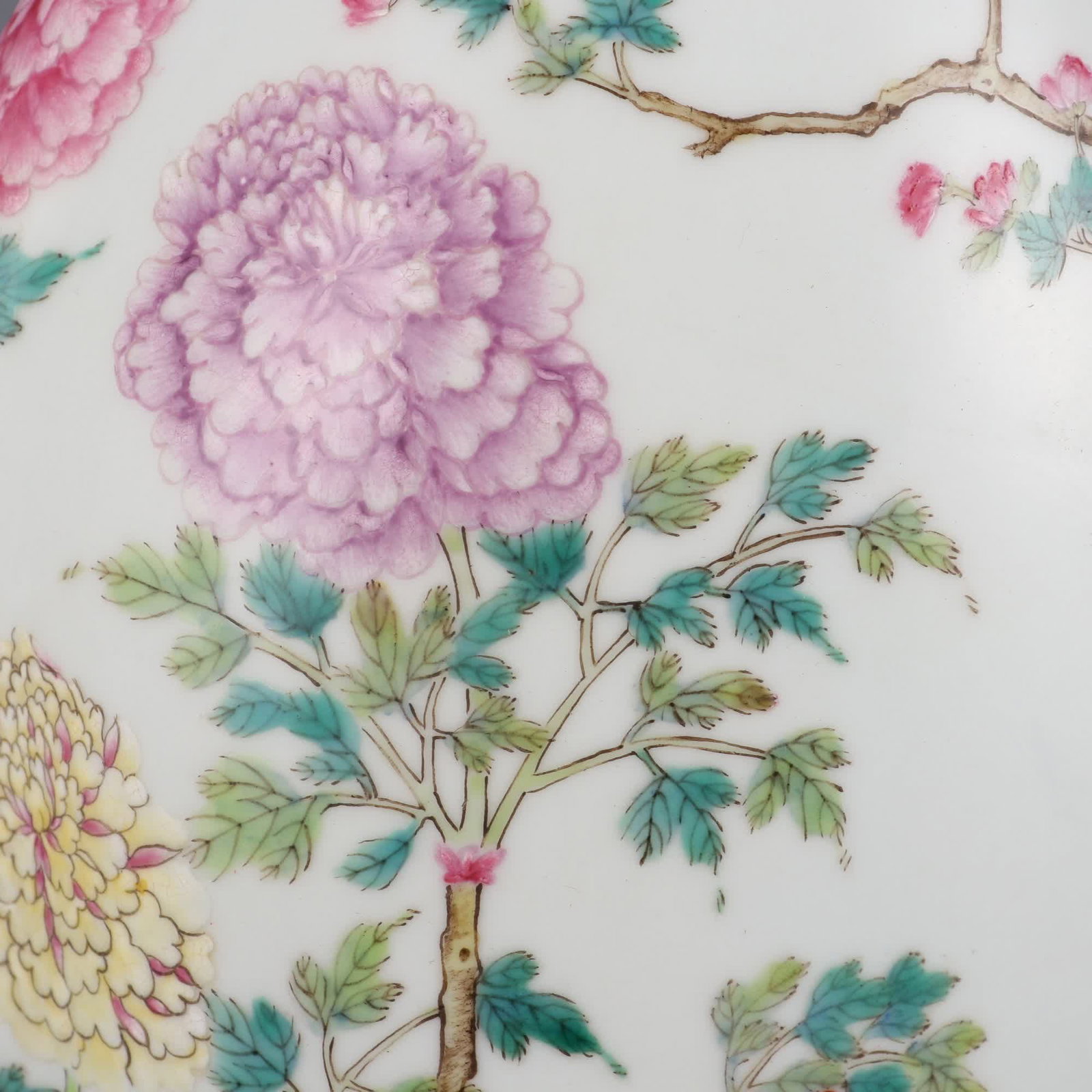 A Qing Qianlong period famille rose phoenix and peony floral bottle with melon and water chestnut - 7