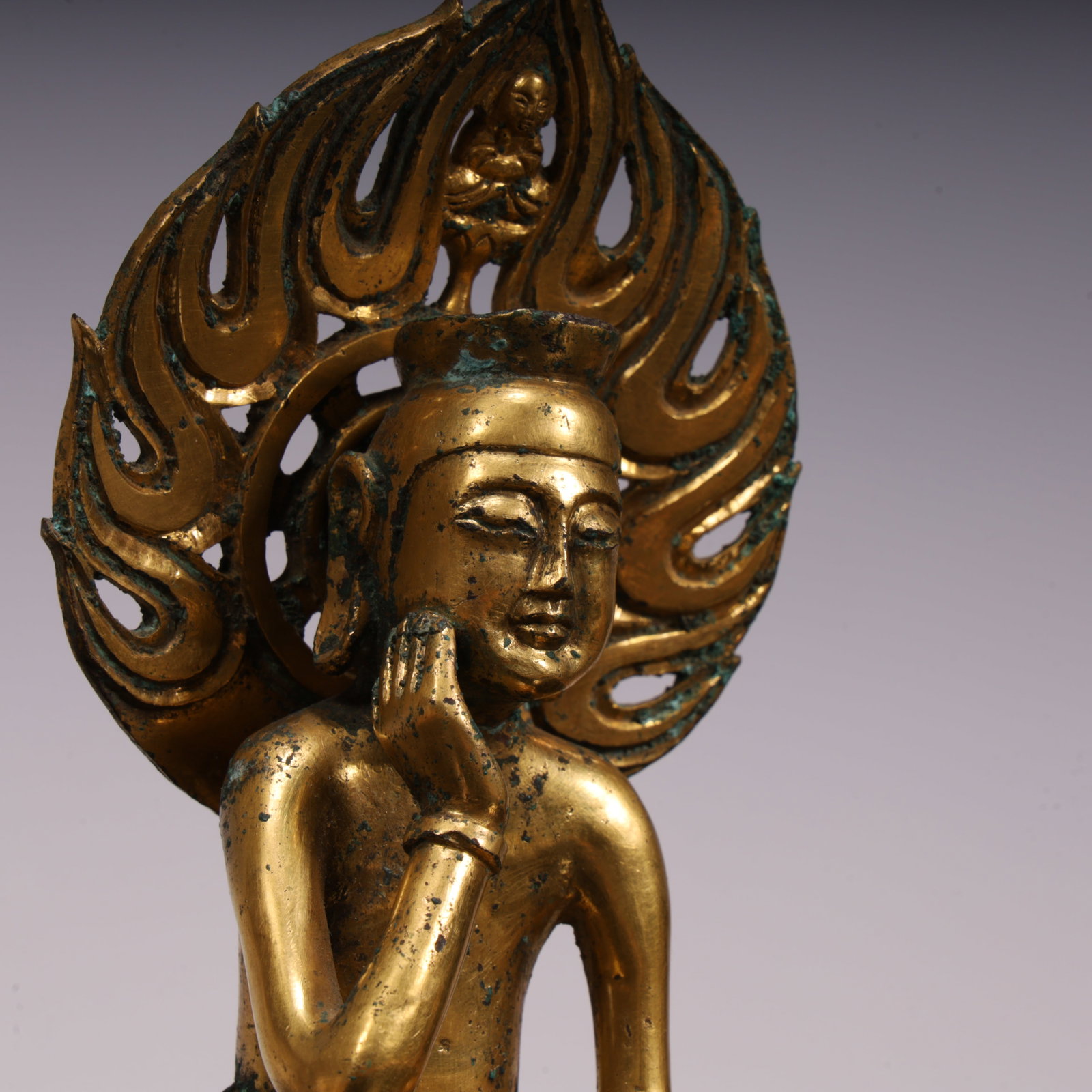 A bronze gilt Buddha statue - 2