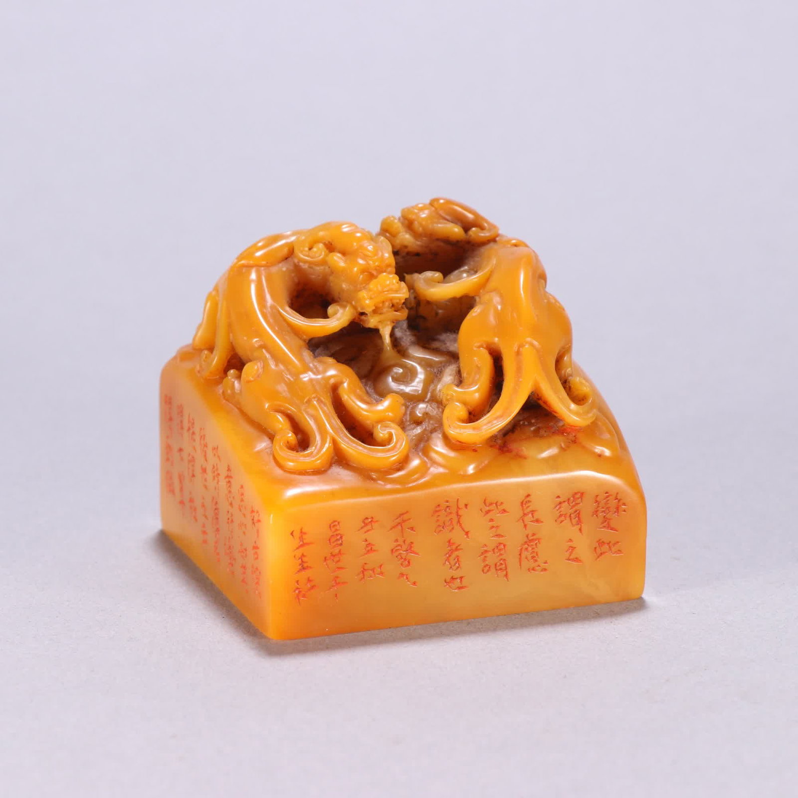 One Tianhuang stone chi dragon knob seal: Tianhuang stone chi dragon knob seal SIZE: H:5.3cm W:5.8cm W:300.2g (The Dimensions Of All Batches Are Manually Measured.If You Need More Detailed Information, Please Contact Our Customer Service