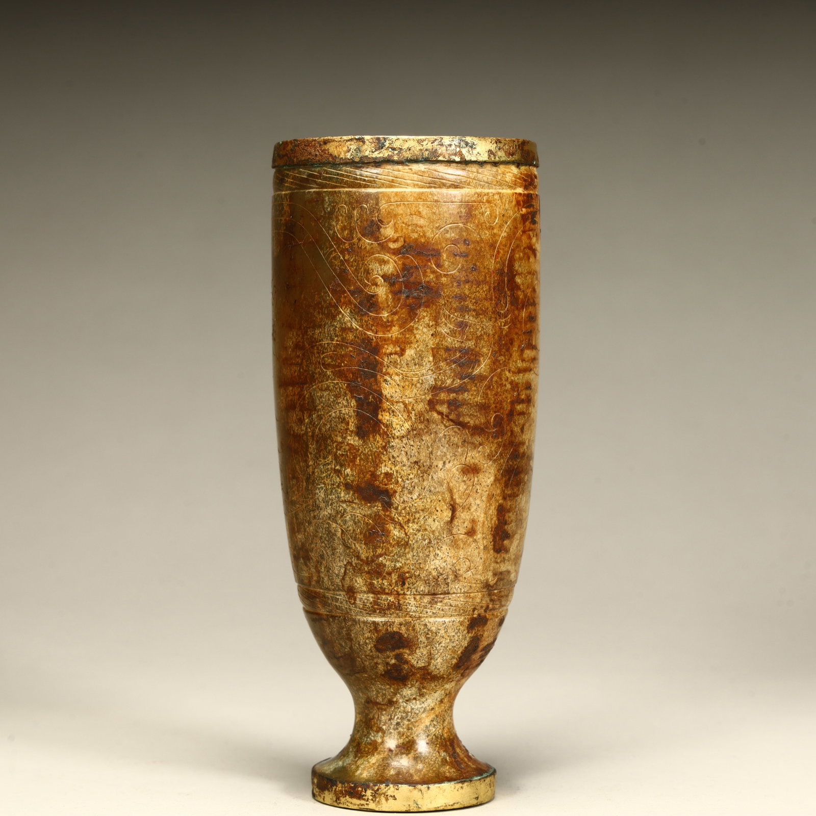 A Qing Dynasty jade cup with dragon patterns - 4