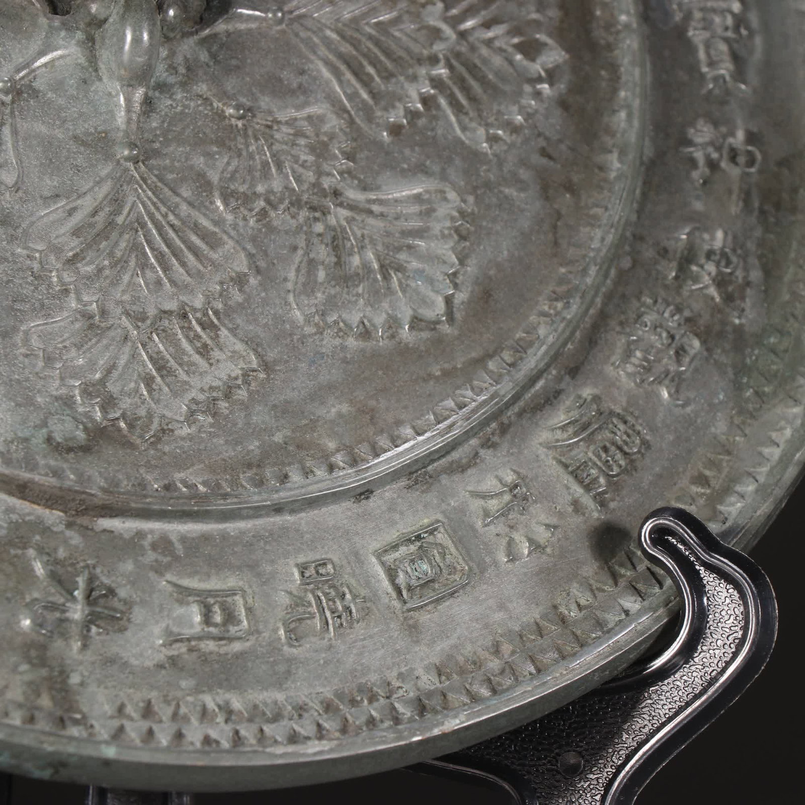A bronze mirror with a Bodhi leaf - 3