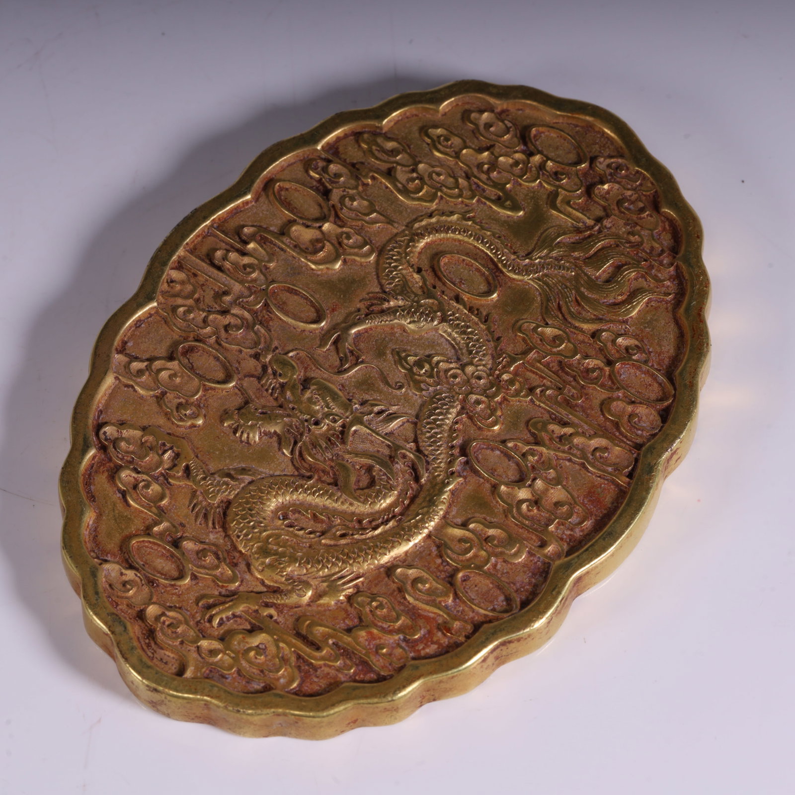 A Qing Dynasty gilded dragon-patterned plaque - 4