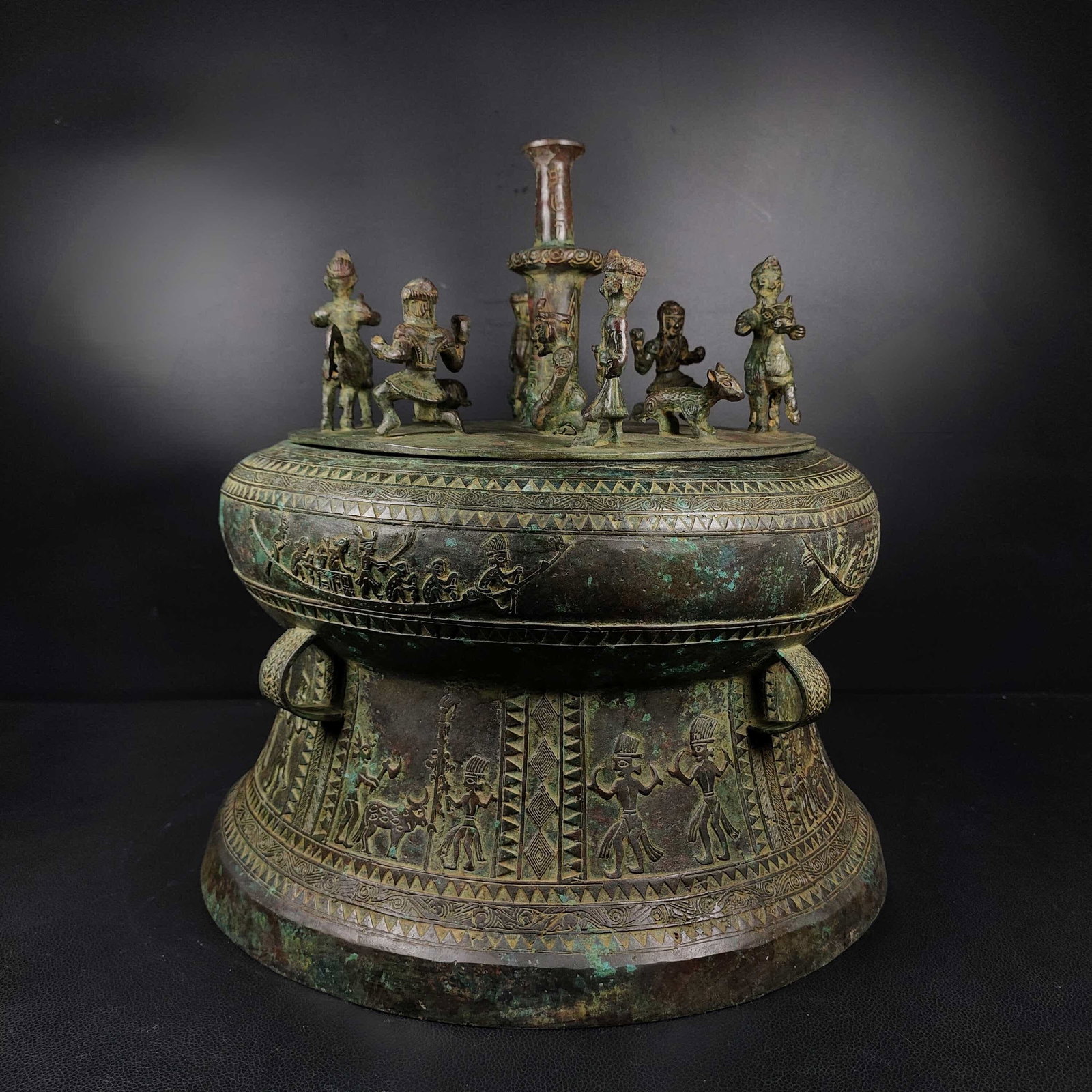 A bronze shell storage vessel - 10