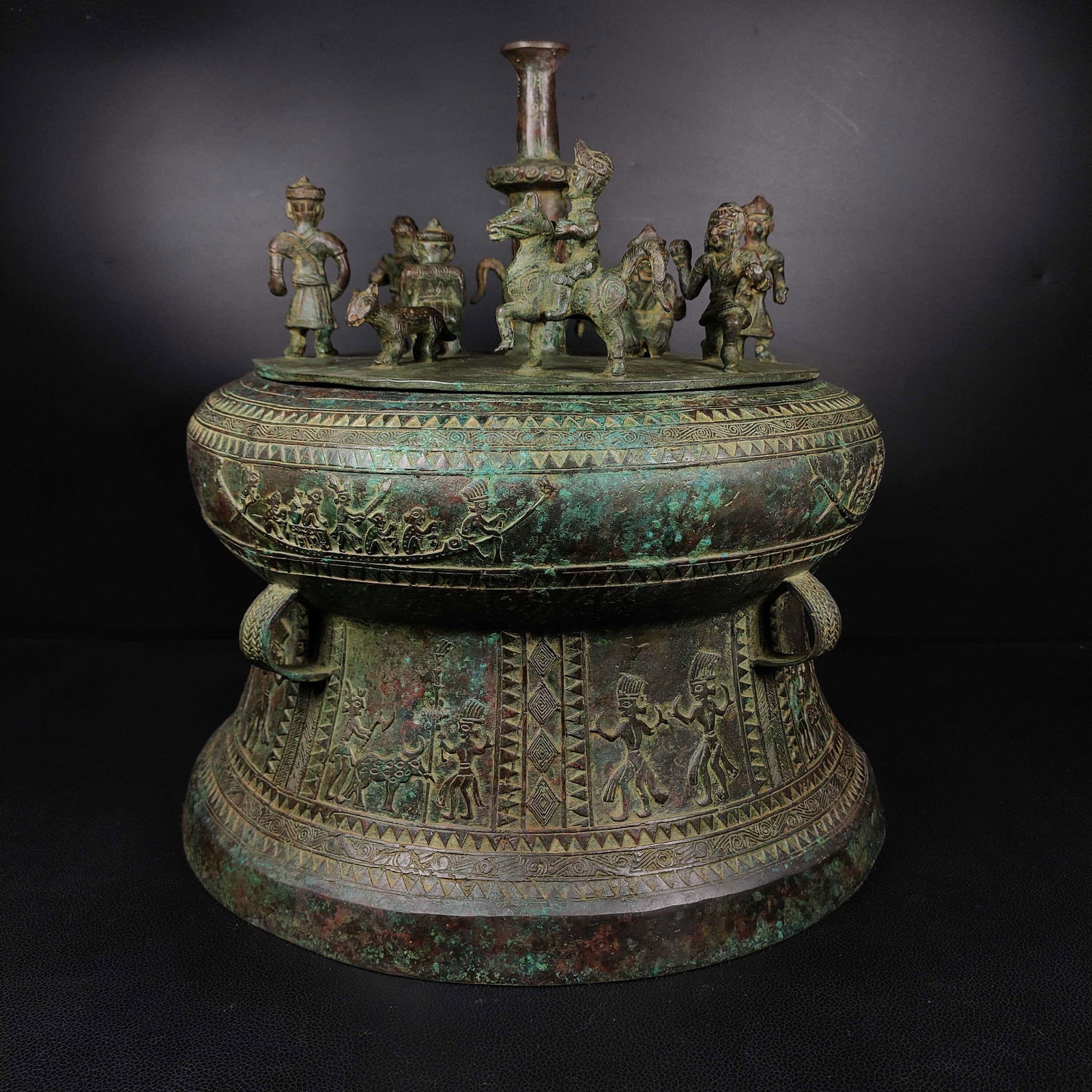 A bronze shell storage vessel: This is a bronze shell reservoir, a unique bronze ritual vessel. The shell reservoir was a noble container used to store sea shells and symbolized wealth and power. This vessel retains the typical