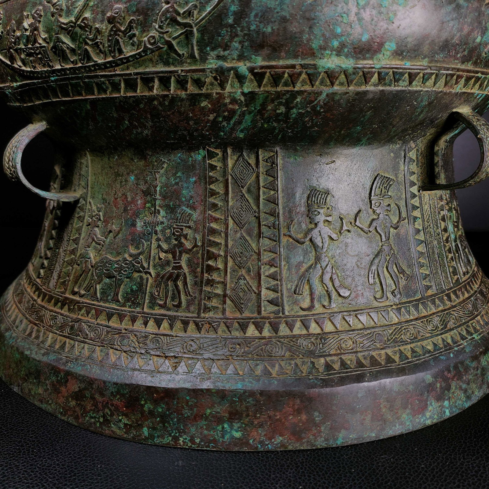 A bronze shell storage vessel - 2