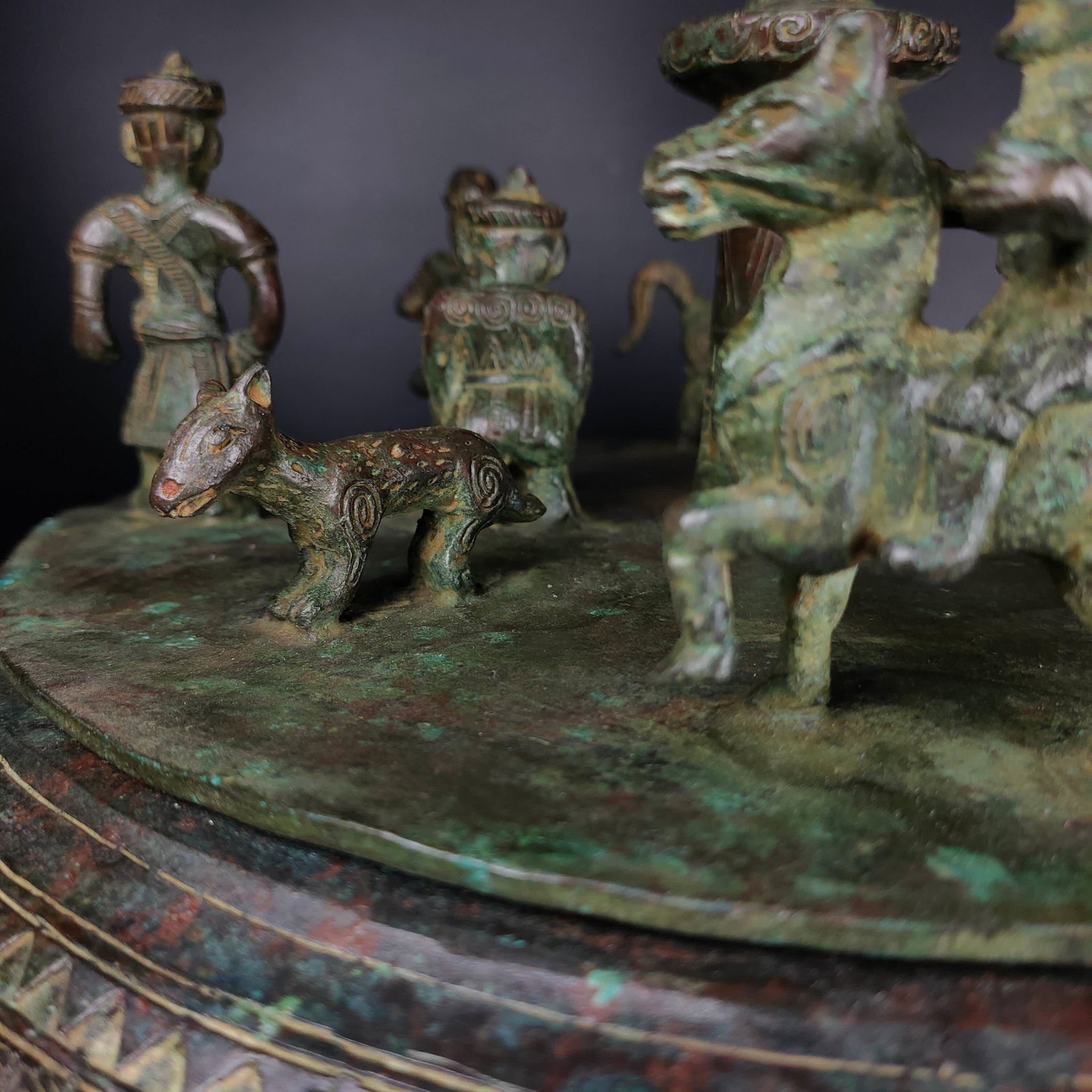 A bronze shell storage vessel - 3