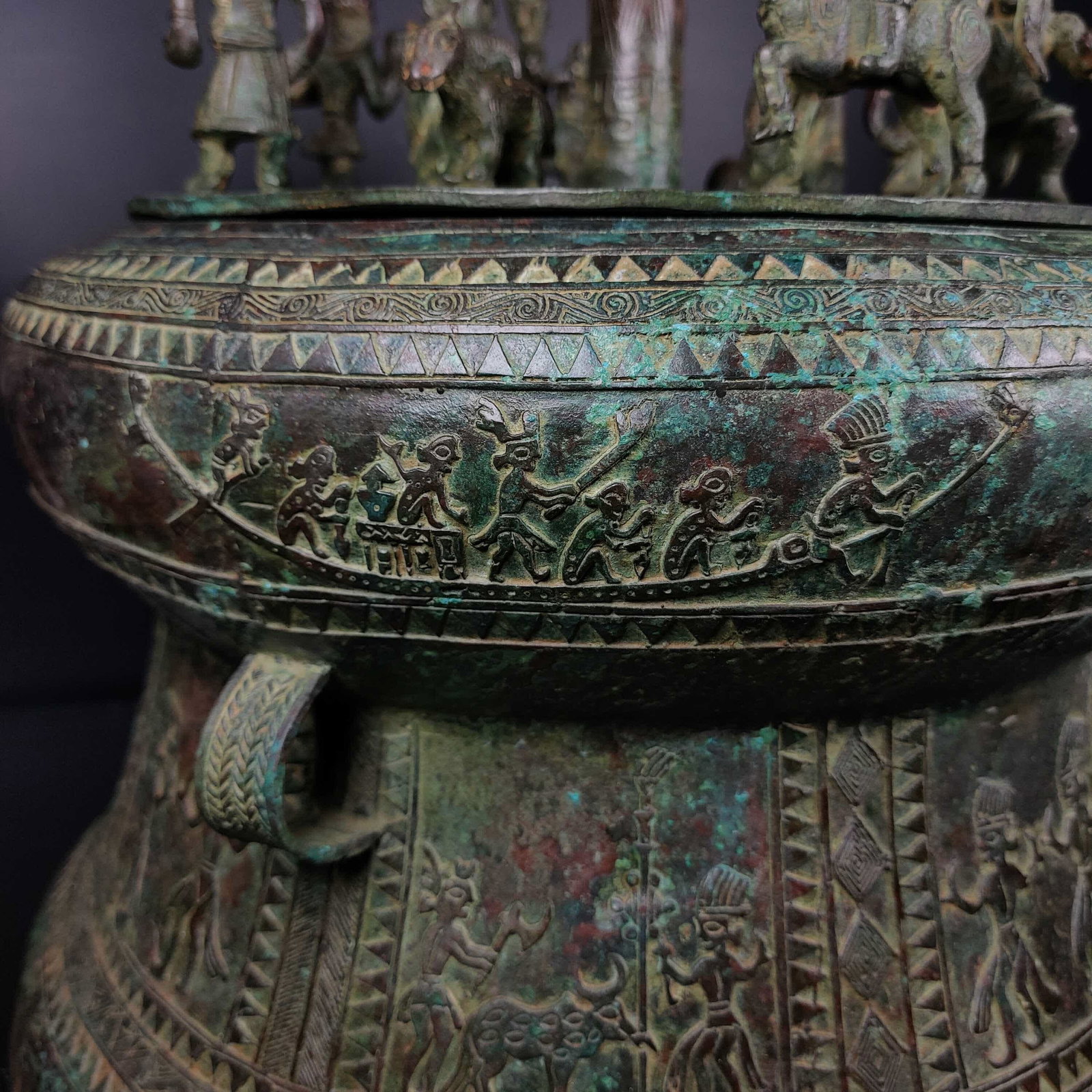 A bronze shell storage vessel - 4