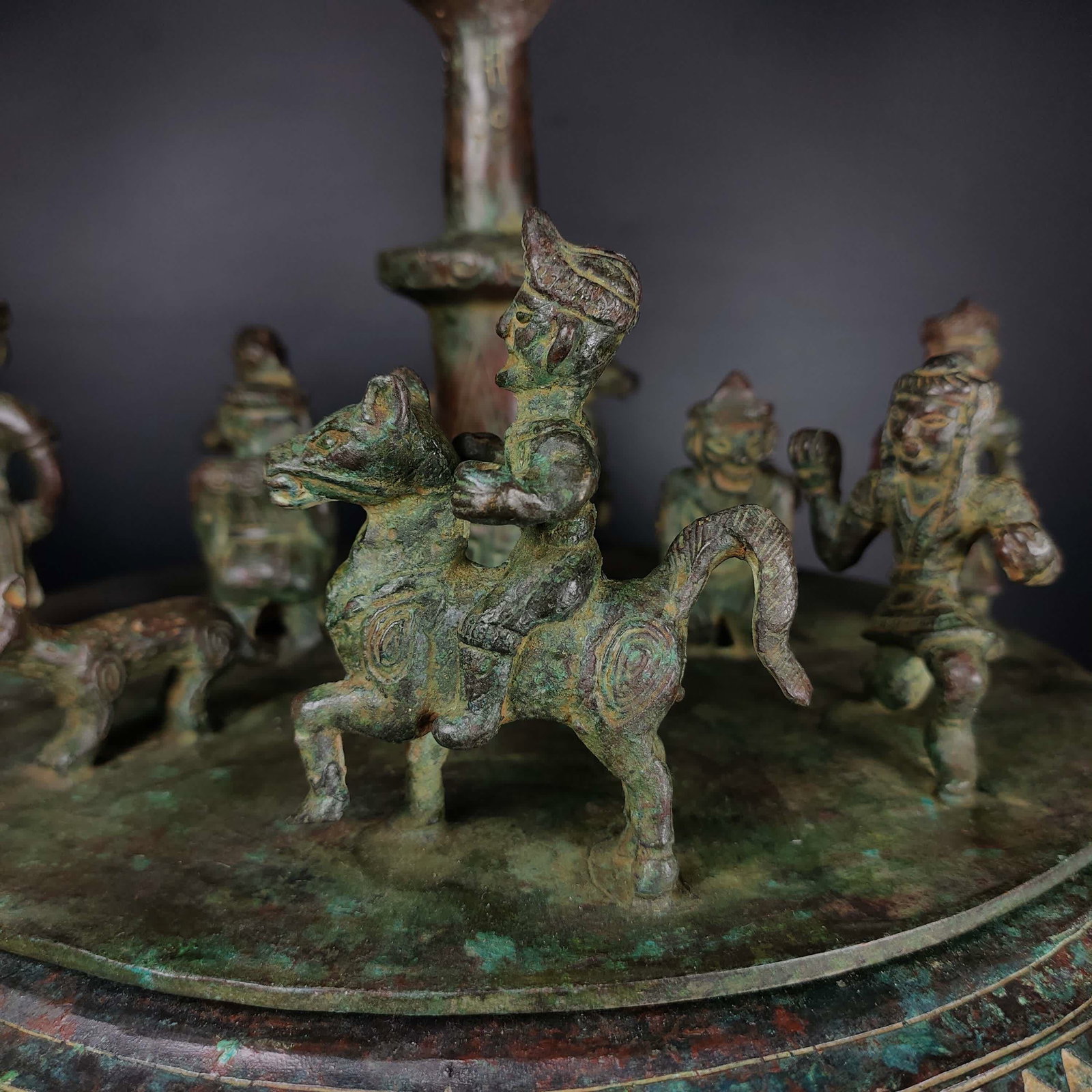 A bronze shell storage vessel - 5