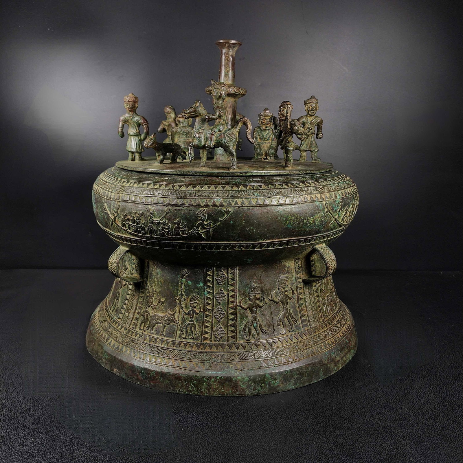 A bronze shell storage vessel - 6
