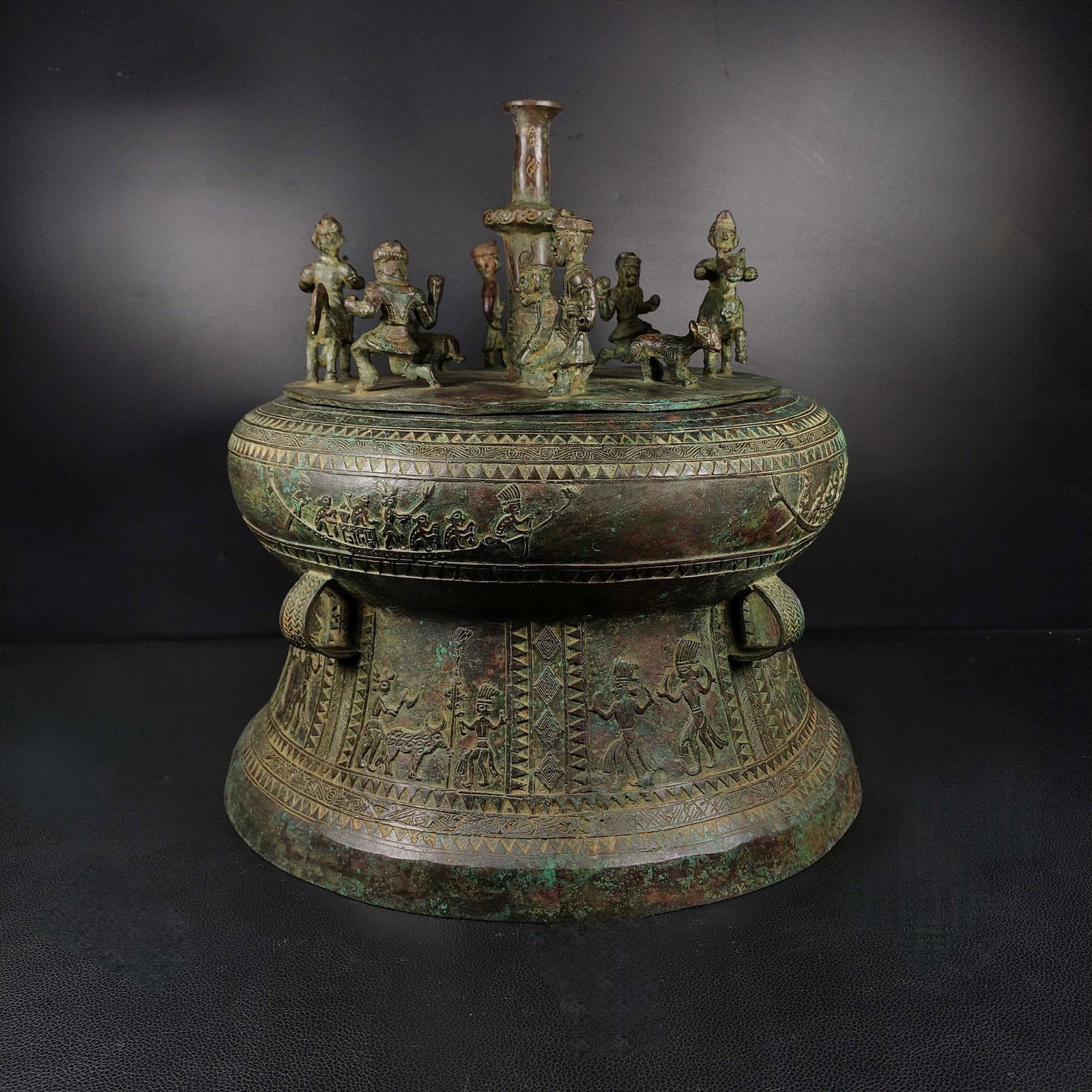 A bronze shell storage vessel - 7