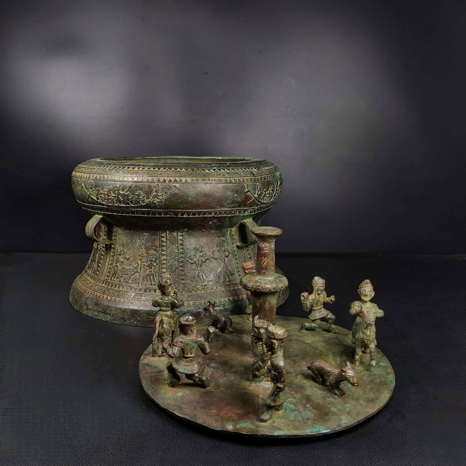 A bronze shell storage vessel - 8