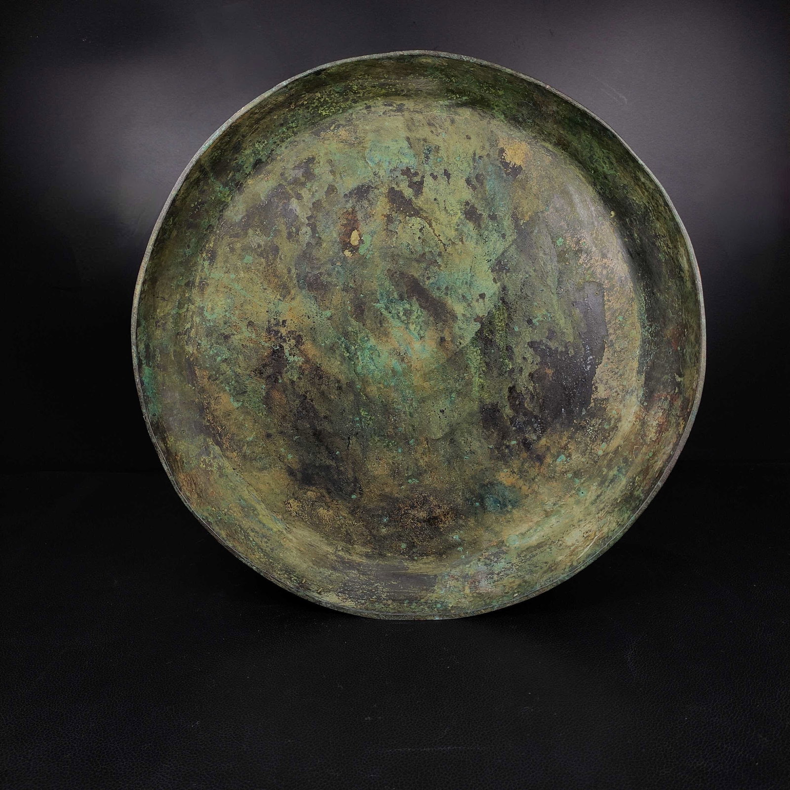 A bronze shell storage vessel - 9