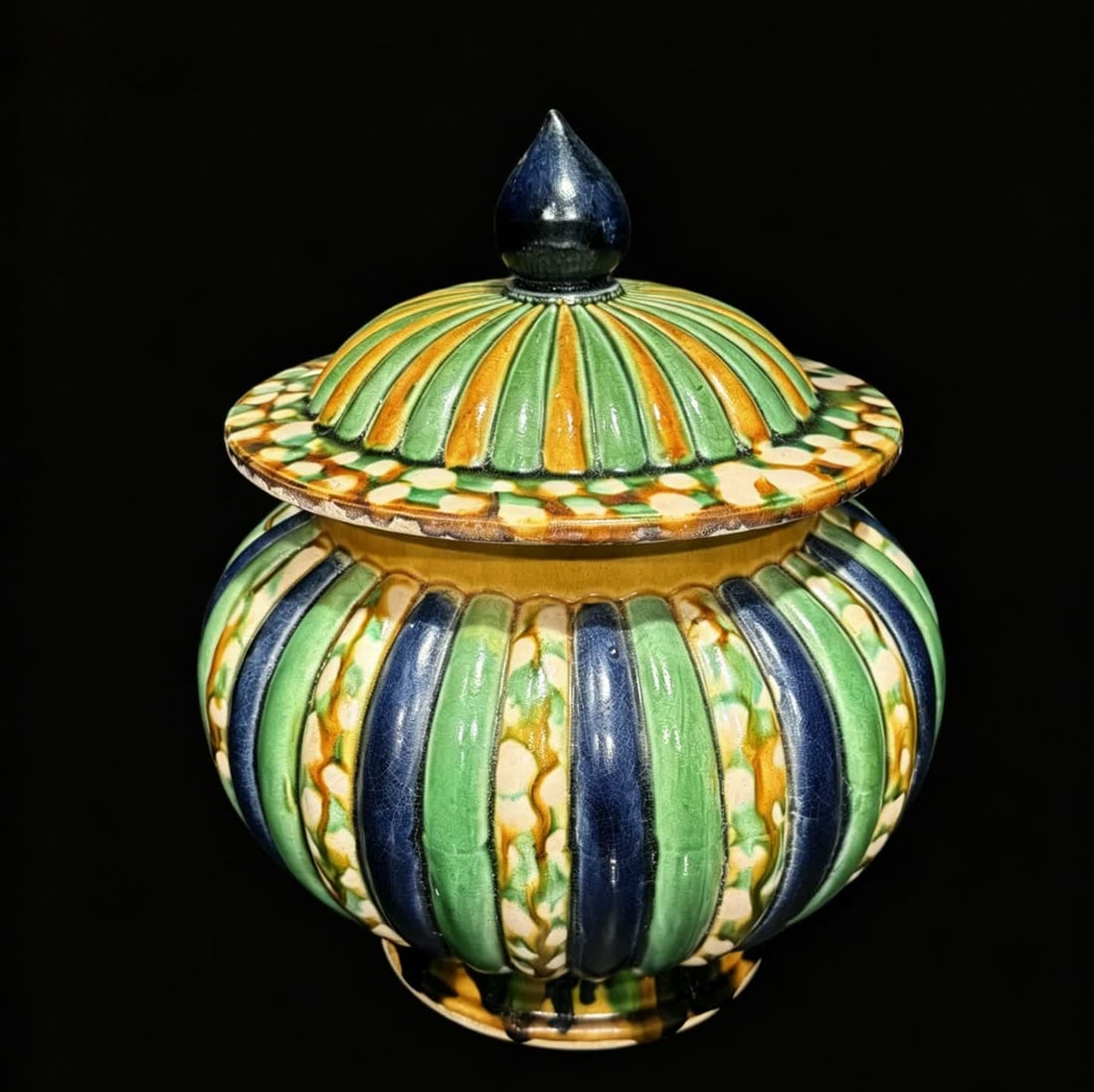 One piece: a Tang Dynasty sancai melon-edged jar: Tang Dynasty sancai melon-ridge lid jar SIZE: H:27cm W:20cm (The Dimensions Of All Batches Are Manually Measured.If You Need More Detailed Information, Please Contact Our Customer Service Before Biddi