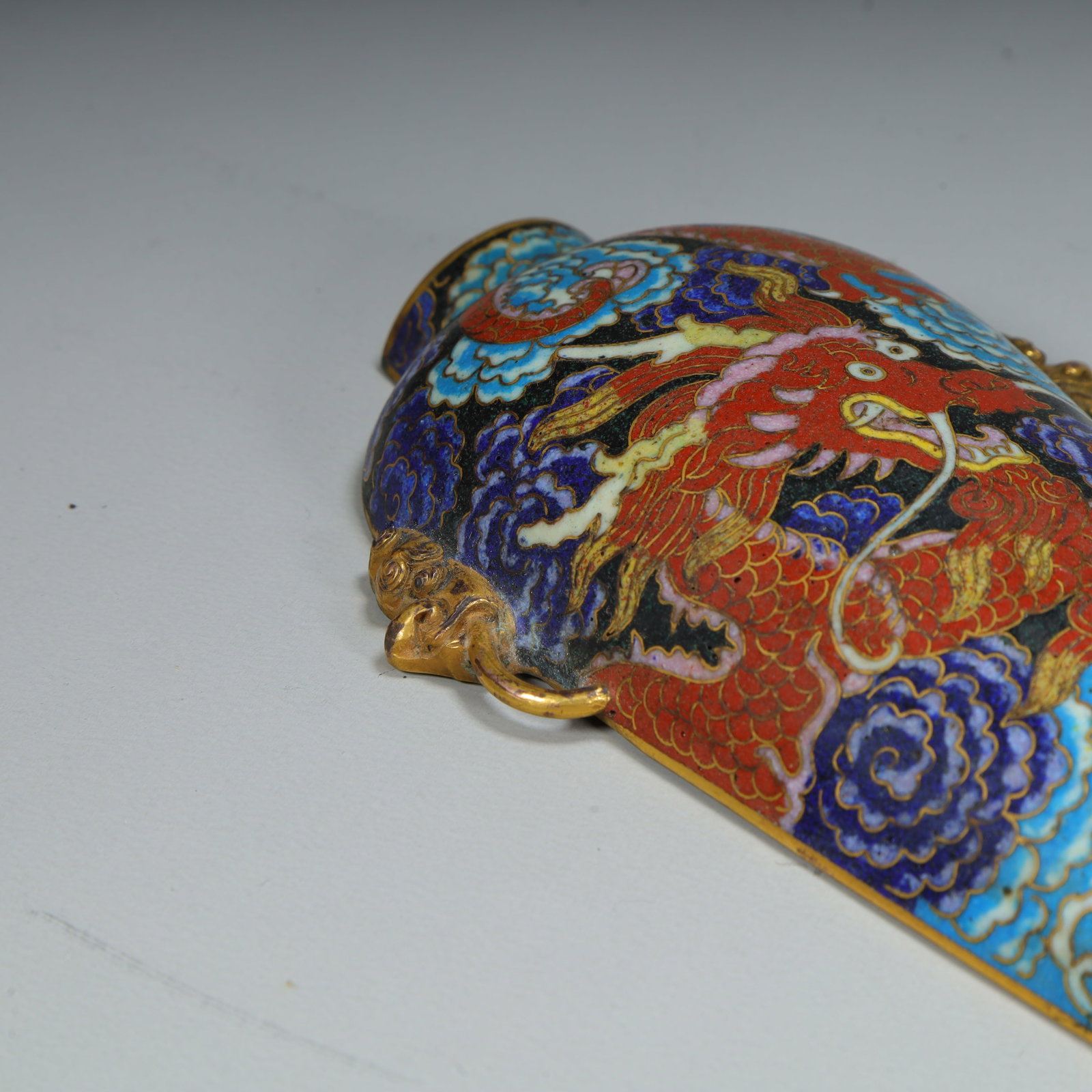 A Qing Dynasty cloisonne "Red Cloud Dragon Pattern" double-handled wall vase - 7