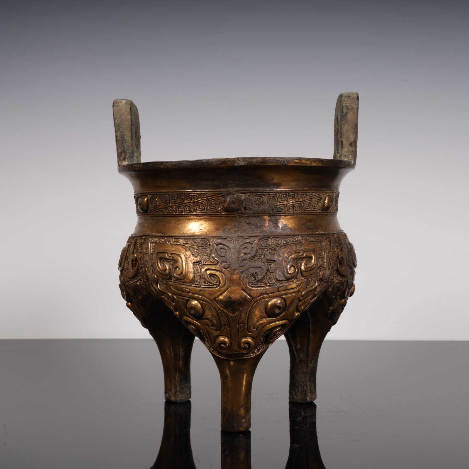 A Han Dynasty bronze tripod - 2