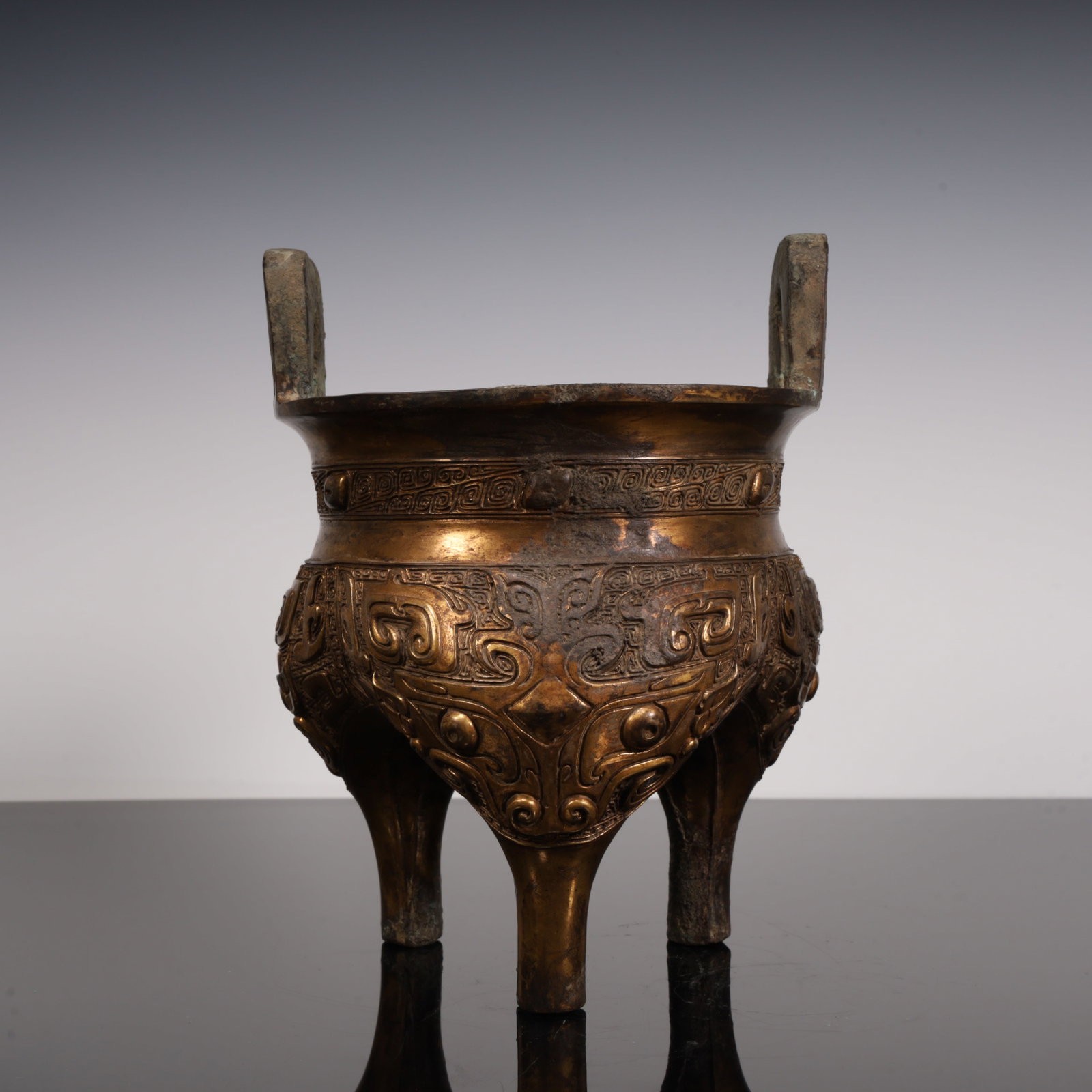 A Han Dynasty bronze tripod - 3