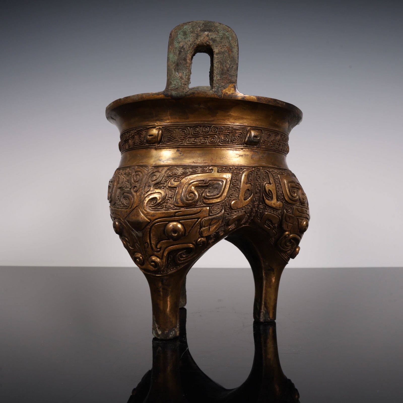 A Han Dynasty bronze tripod - 4