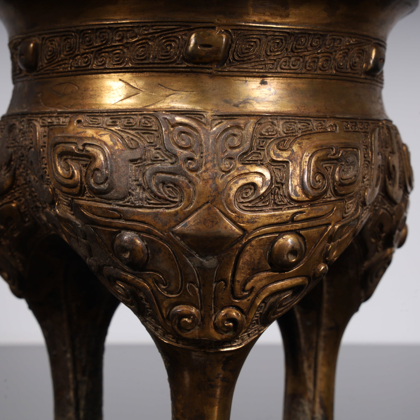 A Han Dynasty bronze tripod - 5