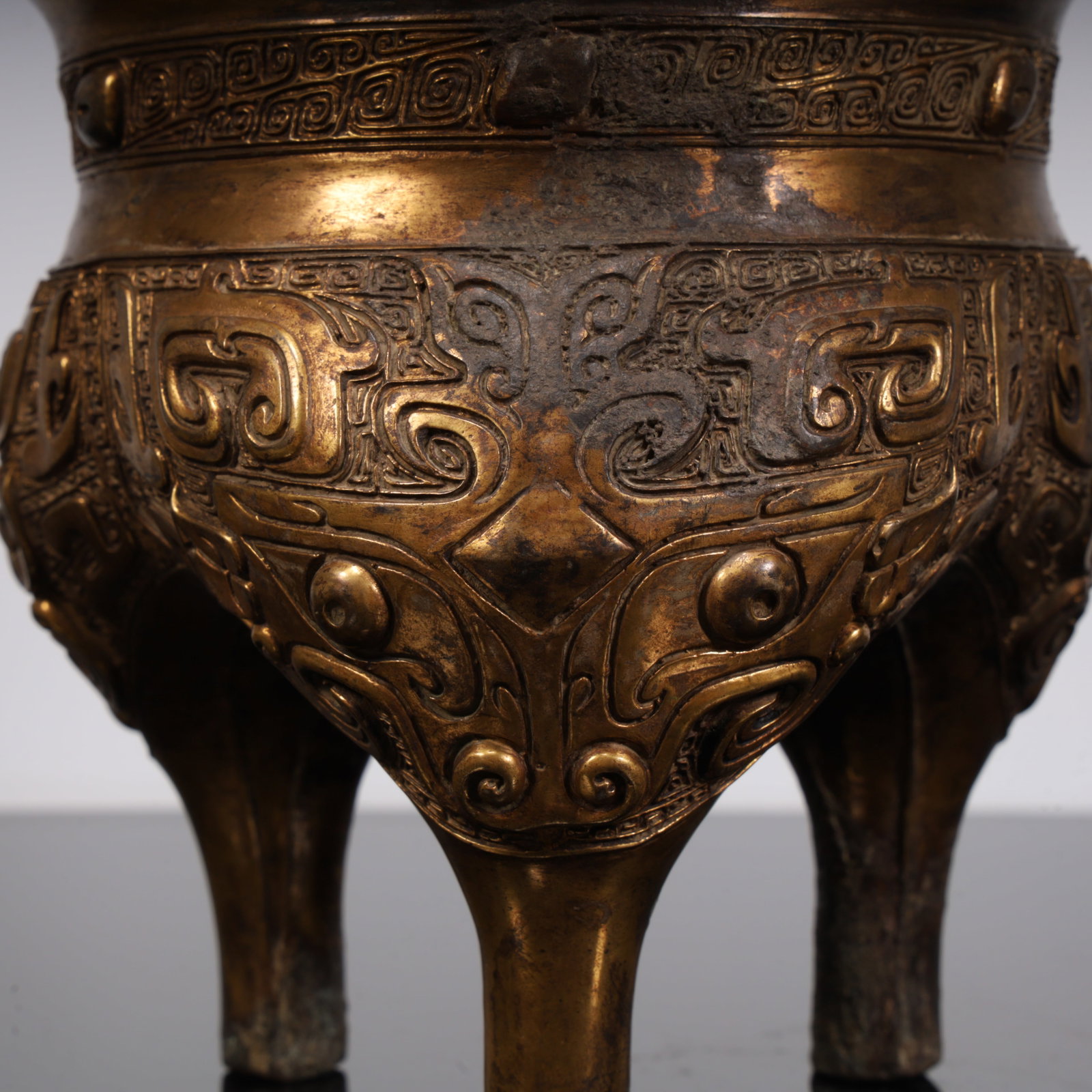 A Han Dynasty bronze tripod - 6