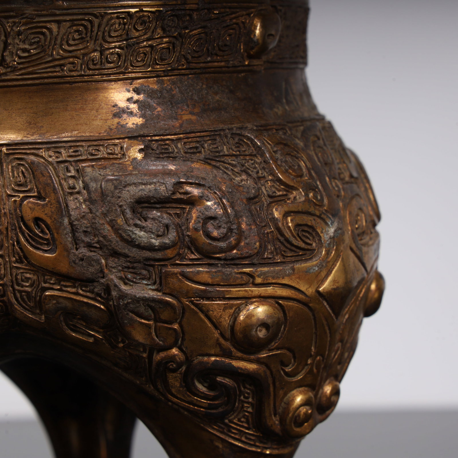 A Han Dynasty bronze tripod - 7