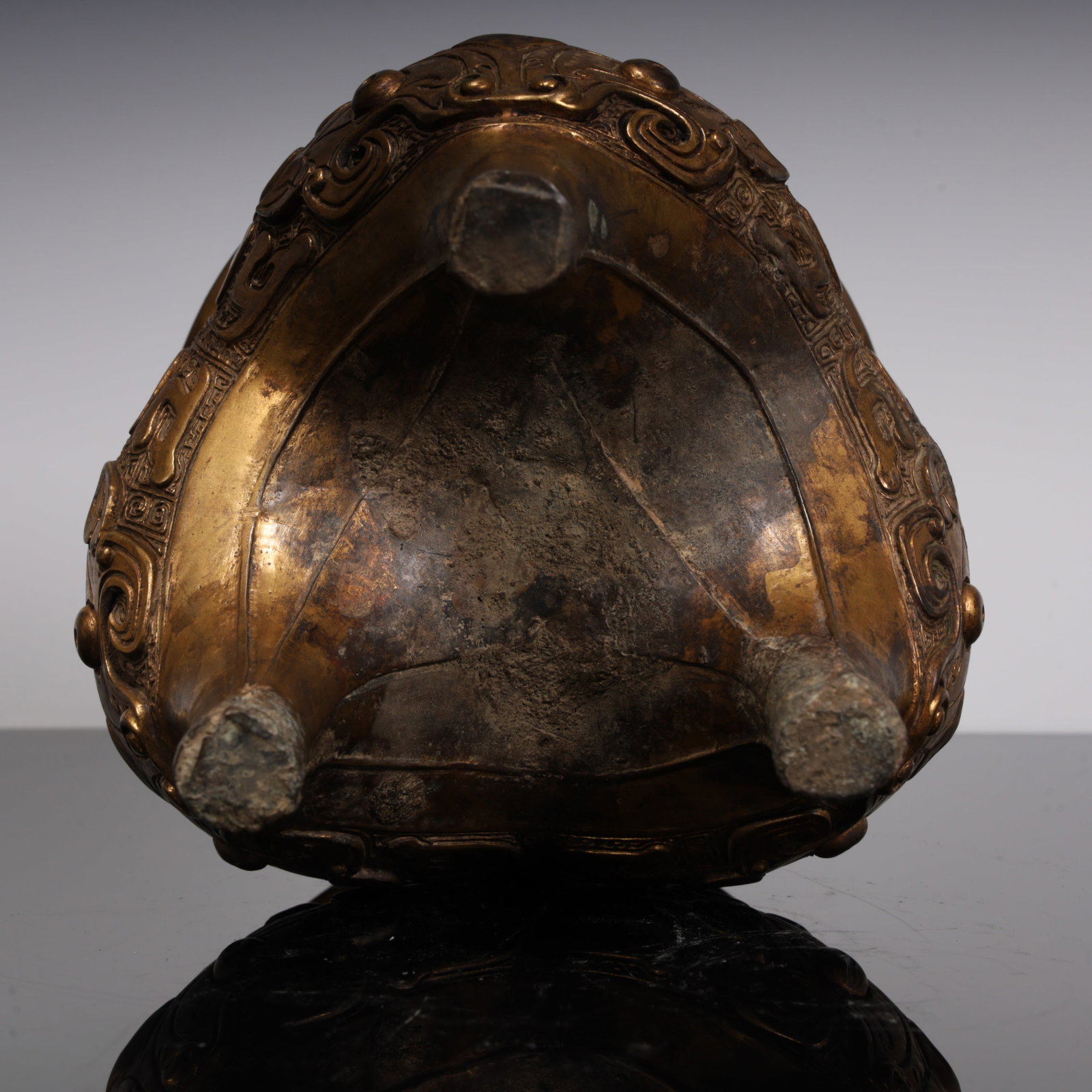 A Han Dynasty bronze tripod - 8