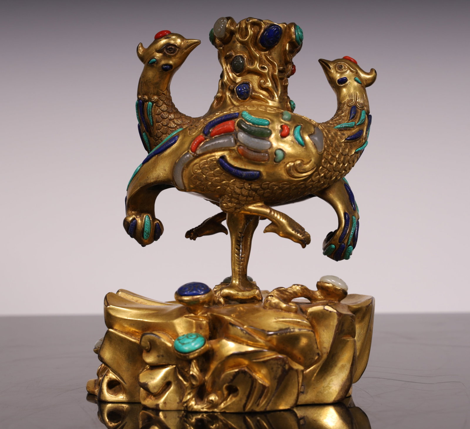 A Qing Dynasty gilt bronze phoenix candle holder: Qing Dynasty gilt bronze phoenix candle holder SIZE: L:15.5cm W:11cm H:18.5cm W:2.8 thousand (The Dimensions Of All Batches Are Manually Measured.If You Need More Detailed Information, Please Contact
