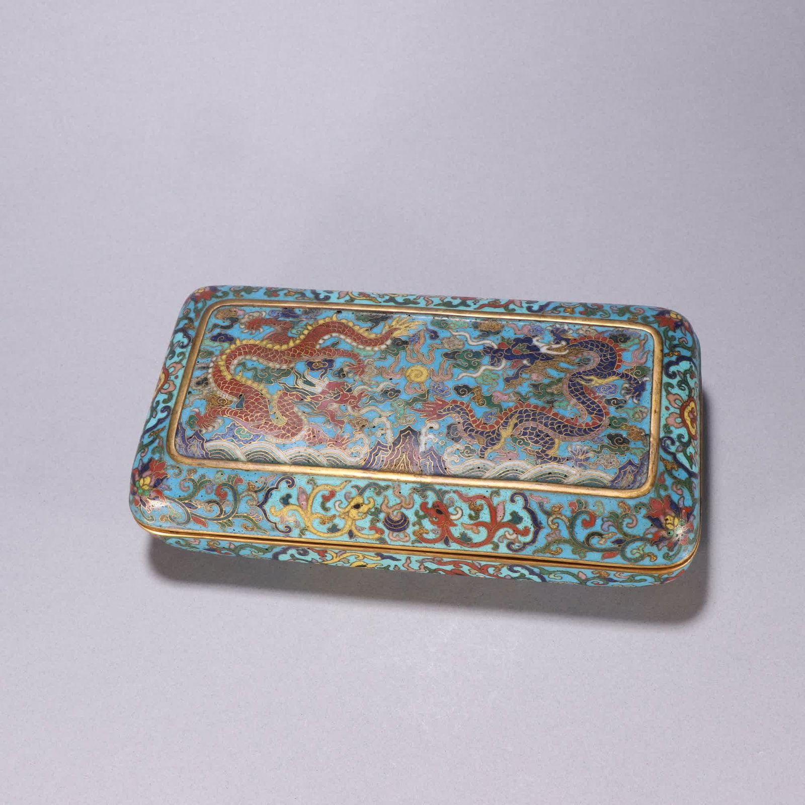 A Qing Dynasty copper gilt cloisonne lid box with double dragon motif (1 of 9)