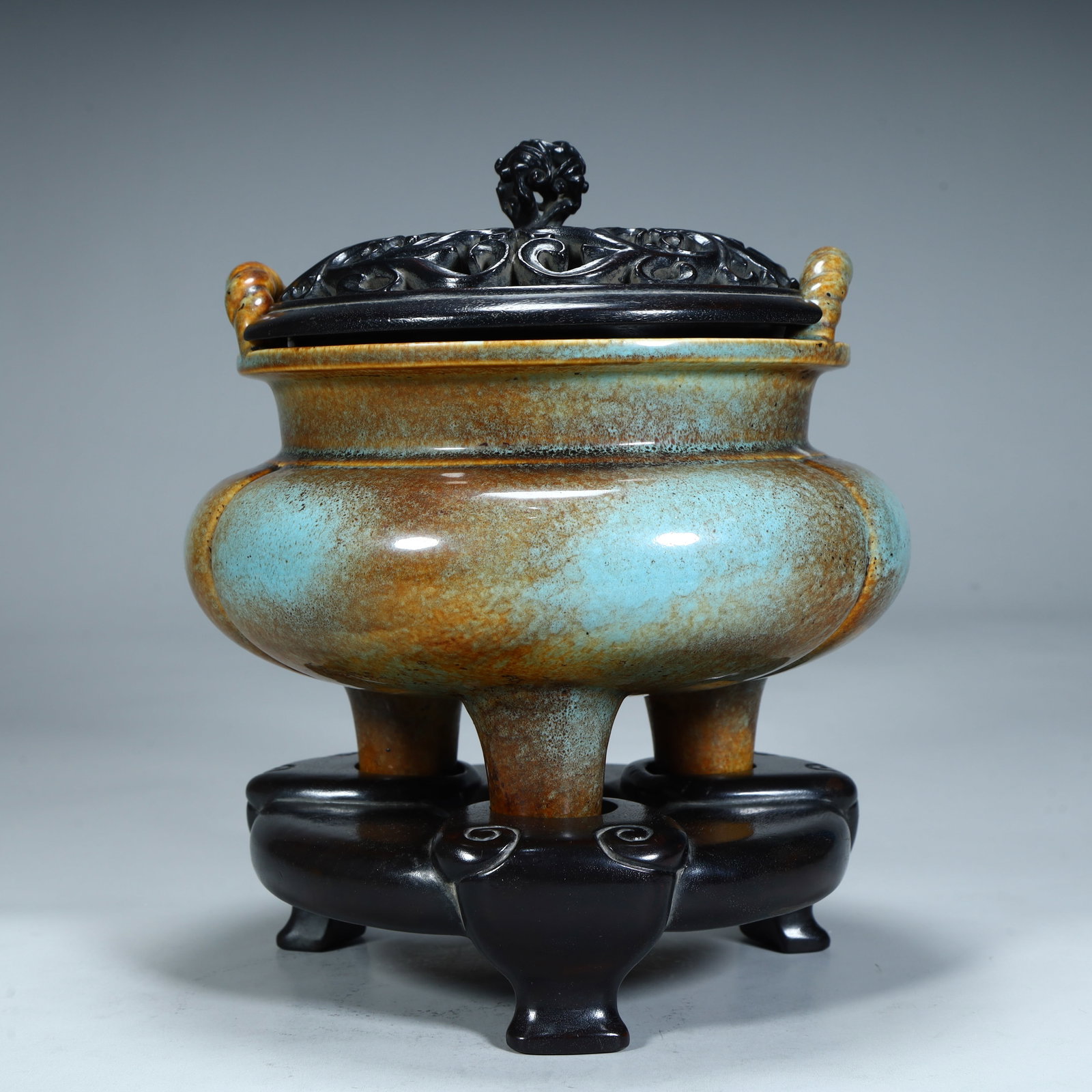 One Qing Dynasty Lujun-glazed double-handled tripod incense burner ( (1 of 10)