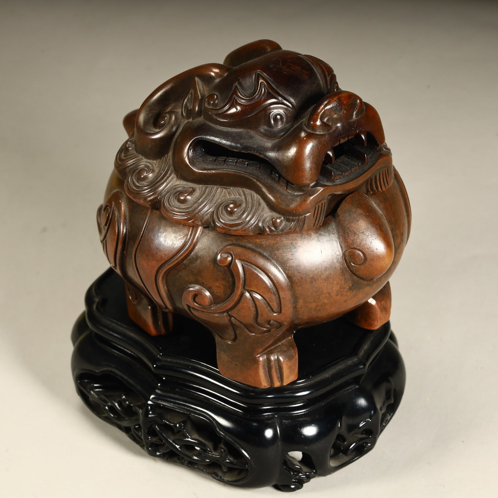 A premium Qing Dynasty auspicious beast incense: A premium Qing Dynasty auspicious beast incense SIZE: H:10.5cm L:12cm W:11cm W:1475g (The Dimensions Of All Batches Are Manually Measured.If You Need More Detailed Information, Please Contact Our Cust