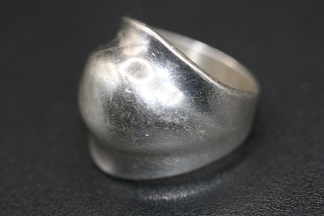 Ilaria 925 Knuckle Sterling Ring size 6 3/4 .lot#3: Ilaria Knuckle Sterling Ring size 6 3/4 some imperfections in this solid sterling ring not hollow in the ring if you look at all the angles you will see its camera reflections only