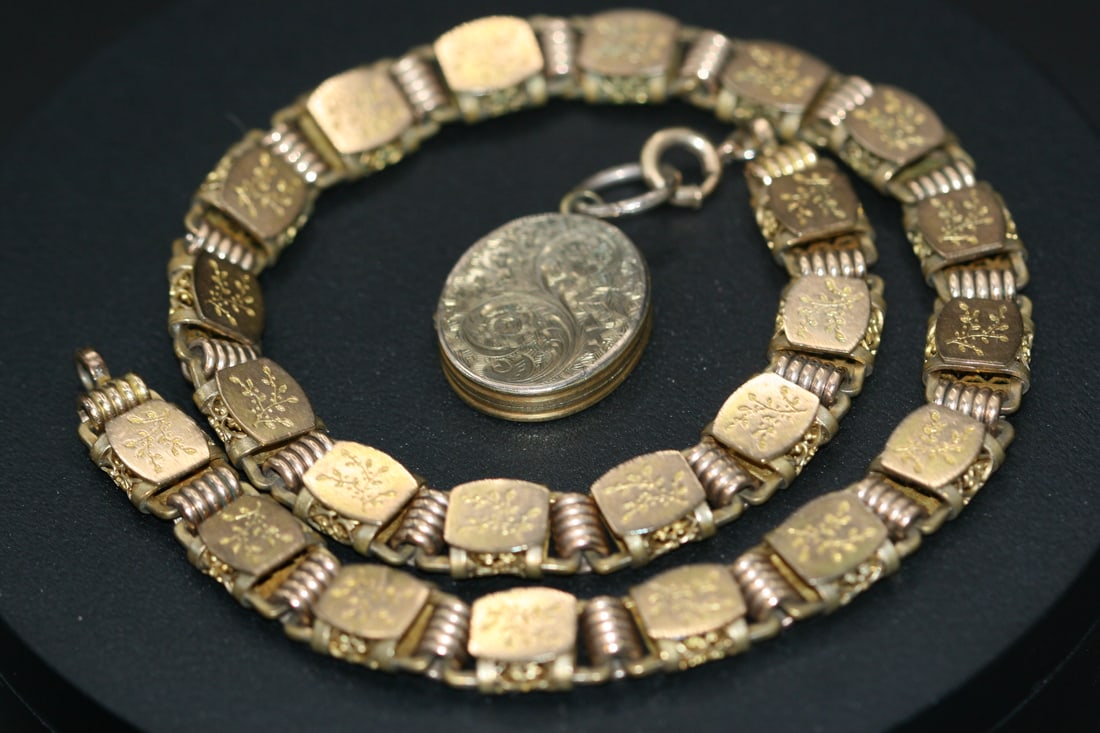 Gold Filled Book Chain Heavy Engraved Filigree with Locket antique Vintage necklace .lot#133: Necklace Gold Filled Book Chain Heavy Engraved and filigree with Locket antique Vintage very heavy chain measures 17 1/2" x 1/2" and the locket measures 1" x 7/8"