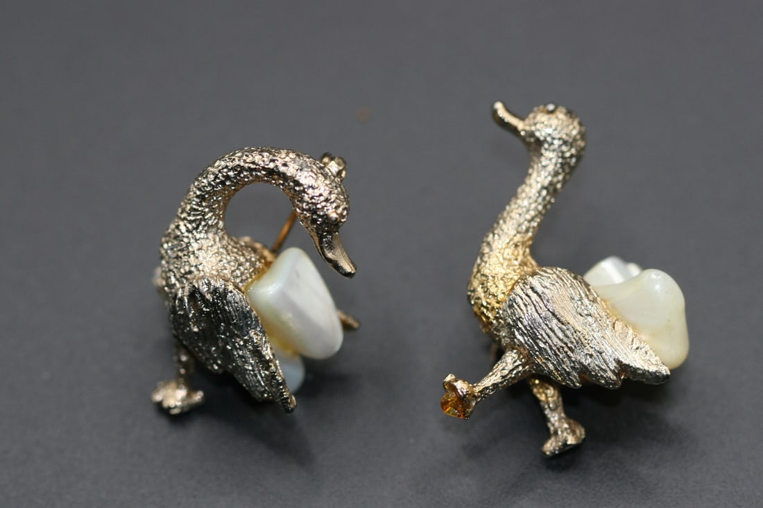 Duck Goose Vintage Scatter pins set of 2 Mother of Pearl .Lot#12 (1 of 2)