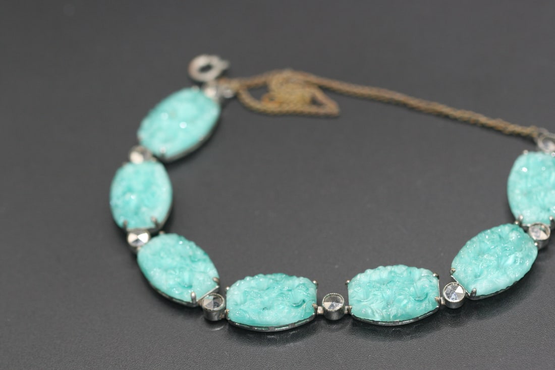 Jadeite Peking Glass Chinese export Necklace Vintage .Lot#21: Jadeite Peking Glass Chinese export Necklace Vintage measures 14 1/2" long by 1/2"