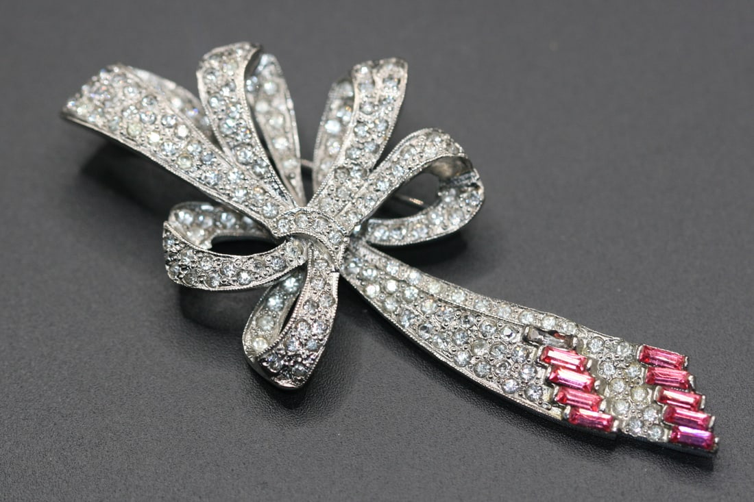Huge Bow Rhinestone Brooch Pin Vintage .Lot#35: Huge Bow Rhinestone Brooch Pin Vintage measures 3 1/2" x 1 3/4"