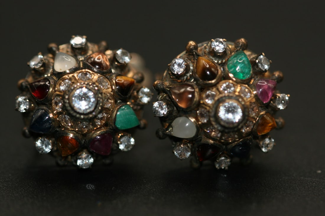 Jewels of India Earrings Vintage Screw Back Rhinestone Cabochon .Lot#36: Jewels of India Earrings Vintage Screw Back Rhinestone Cabochon measures 5/8" in diameter