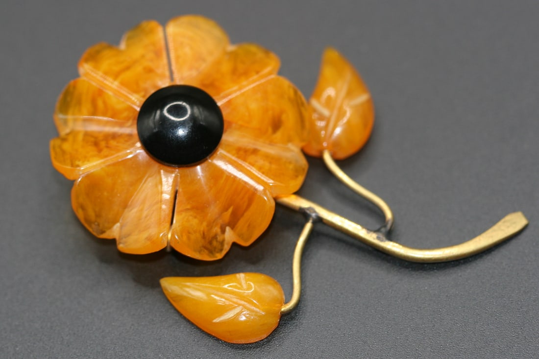 Flower Vintage Amber Plastic Brooch Pin .Lot#52 (1 of 2)